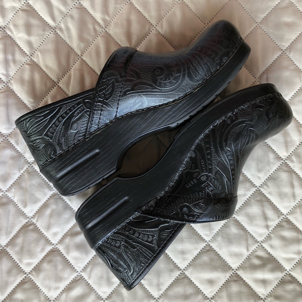 Dansko women’s professional black tooled clog